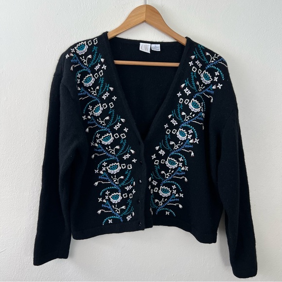 100% Lambswool Vintage Floral Embroidered V-Neck Buttoned Front Sweater - Picture 2 of 9